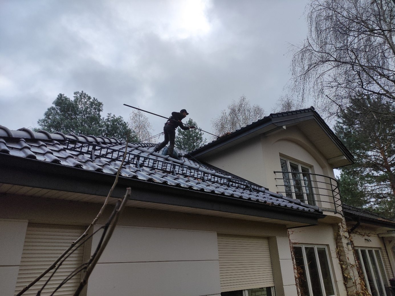 Czyszczenie dachu i rynien